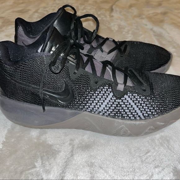 Nike Other - Nike Kyrie Flytrap Black Shoes, size 11